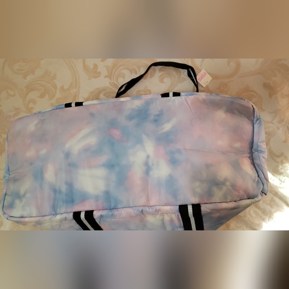 Victoria's secrets pink Overnight bag /Jim bag - Picture 3 of 4